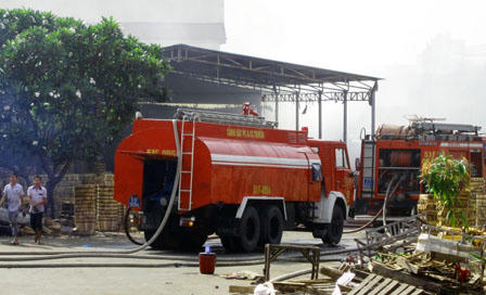 Cháy kinh hoàng tại nhà máy gỗ